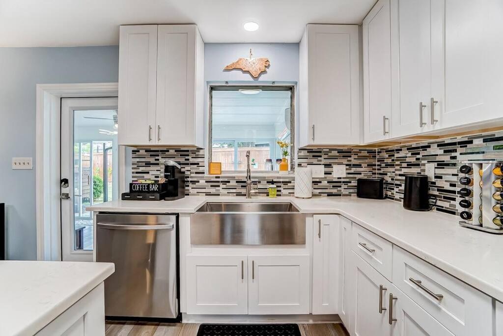 Poolside Bungalow With Fire Pit Fun And King Suite Charlotte Exteriör bild