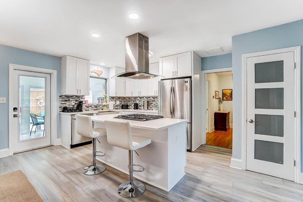 Poolside Bungalow With Fire Pit Fun And King Suite Charlotte Exteriör bild