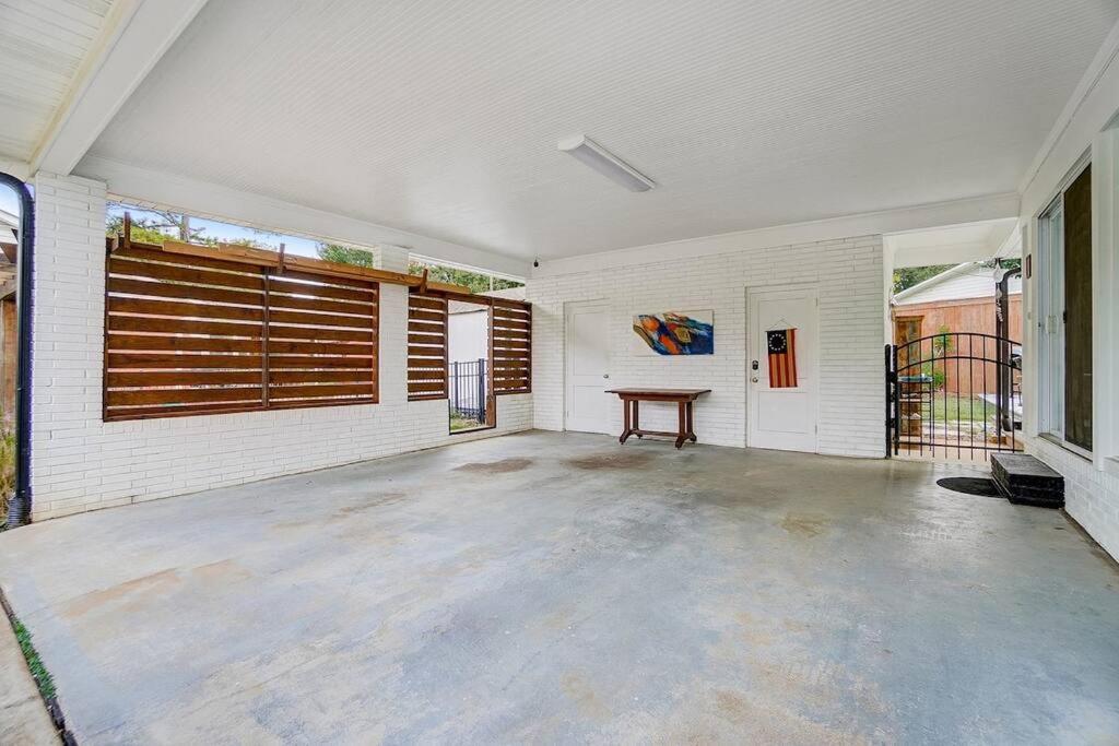 Poolside Bungalow With Fire Pit Fun And King Suite Charlotte Exteriör bild
