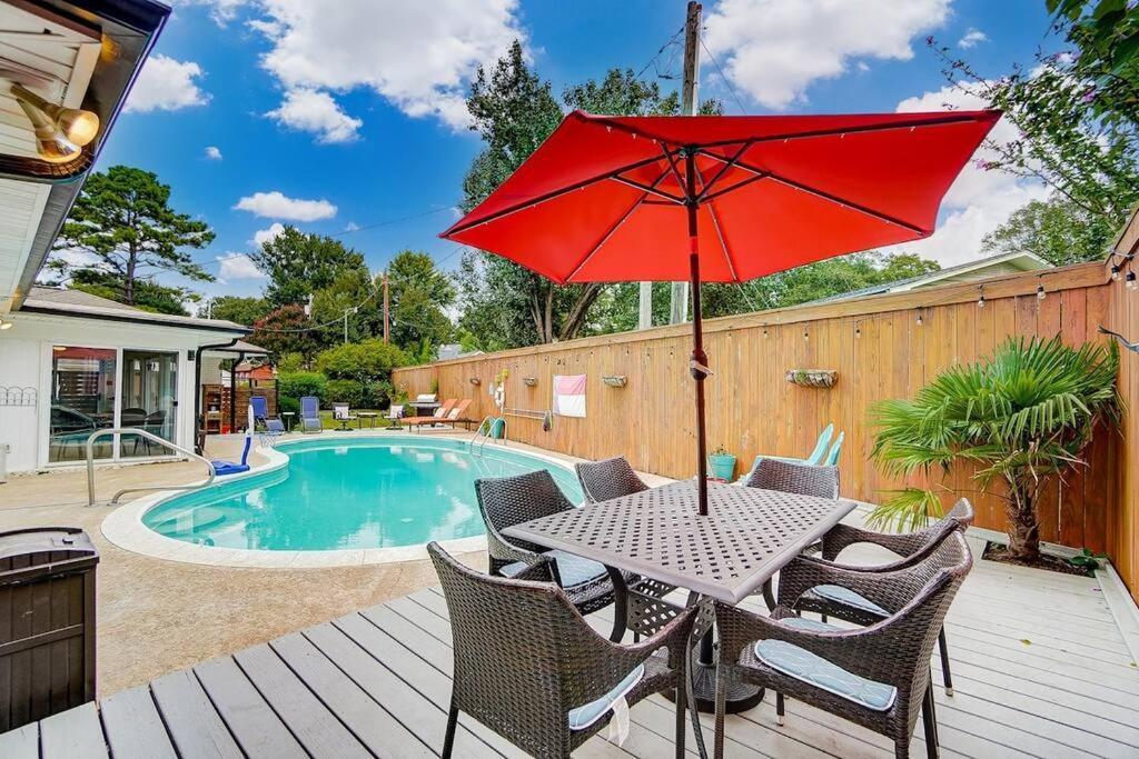 Poolside Bungalow With Fire Pit Fun And King Suite Charlotte Exteriör bild